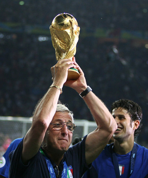 Mondiale 2006 (101).jpg - Italy coach Marcello Lippi lifts the World Cup Trophy after their World Cup 2006 final soccer match against France in Berlin July 9, 2006.  FIFA RESTRICTION - NO MOBILE USE     REUTERS/Michael Dalder  (GERMANY)